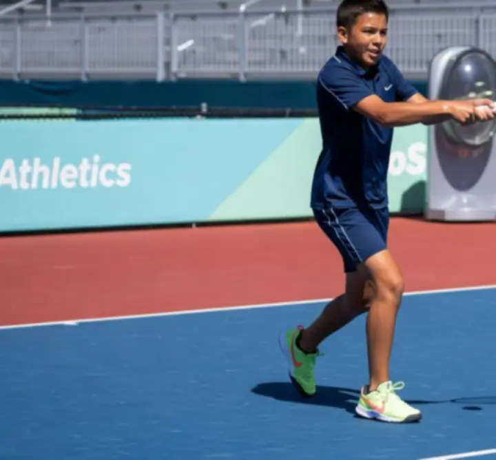 Jeunes talents du tennis mondial en entraînement