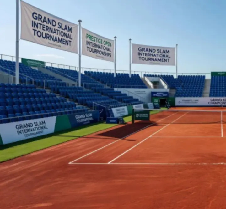 Vue panoramique d'un grand stade de tennis rempli lors d'un tournoi international